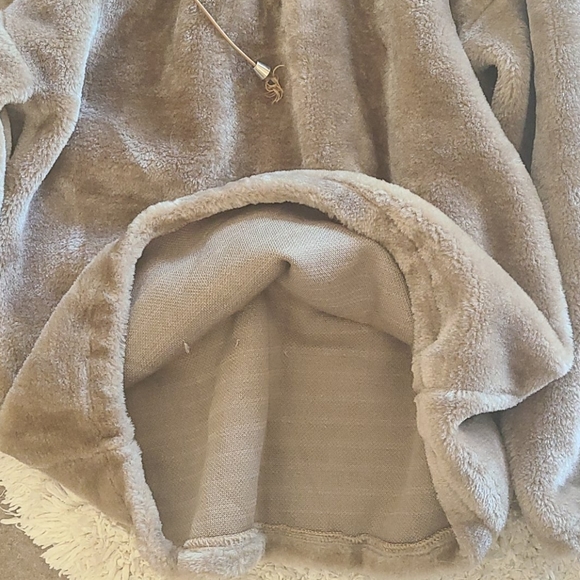 Hooded Pullover - Picture 6 of 9